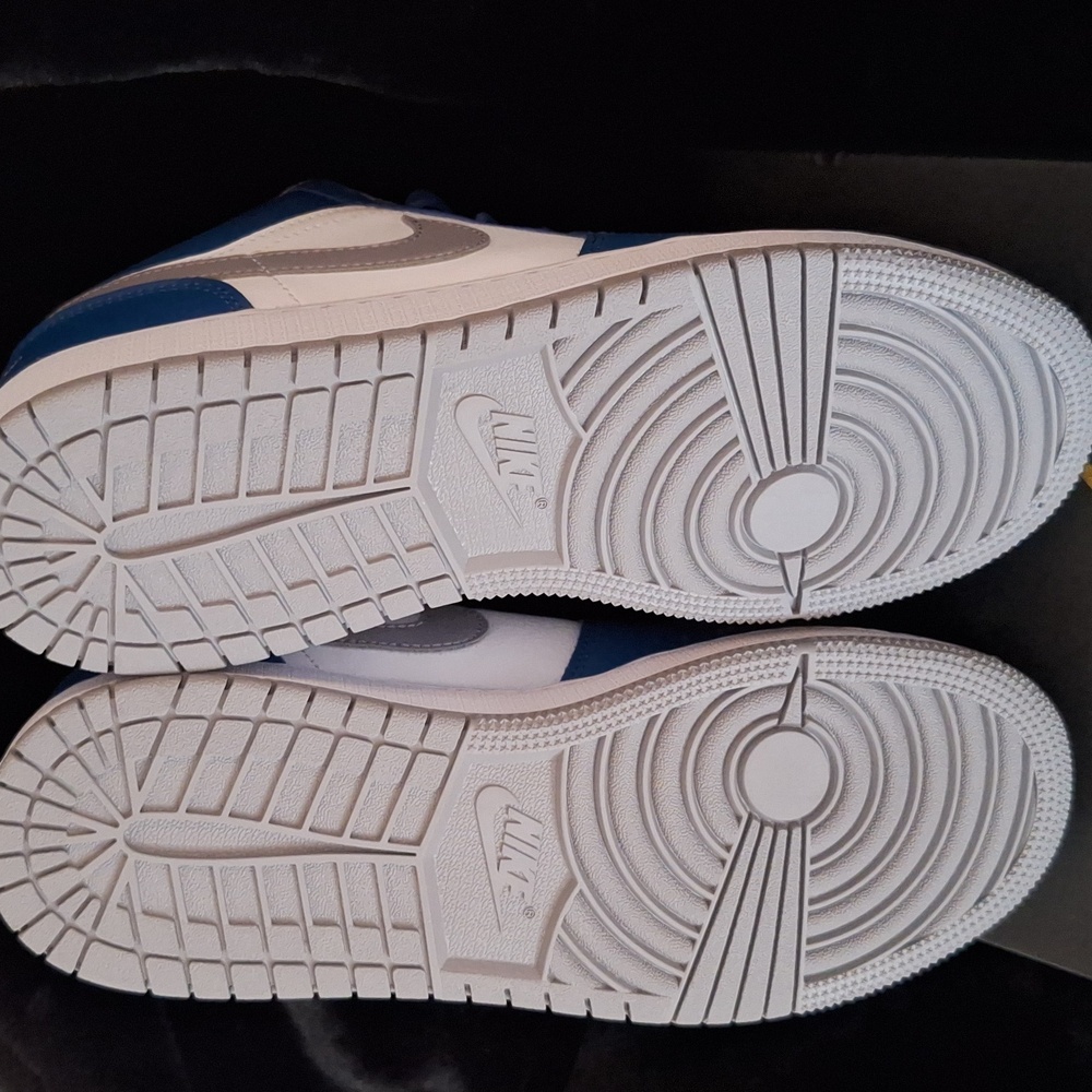 Nike Air Jordan 1 Low Sneakers - Picture 5 of 6